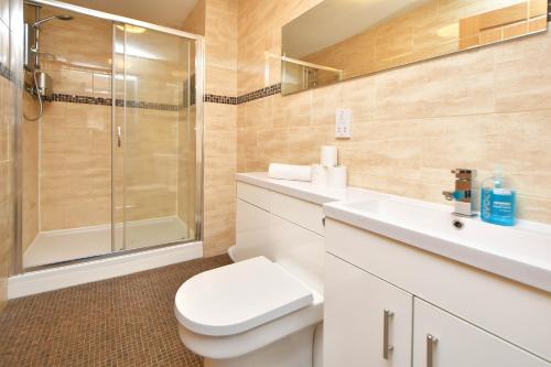 Ένα μπάνιο στο Smithfield Apartments by YourStays - Gated Apartments with private car park in City Centre