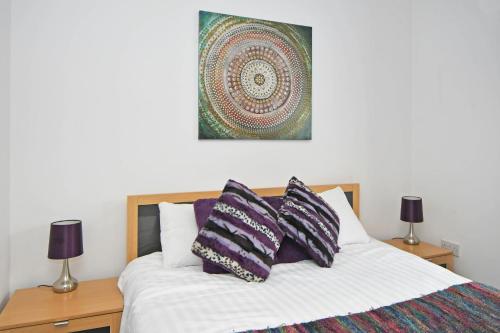 Ένα ή περισσότερα κρεβάτια σε δωμάτιο στο Smithfield Apartments by YourStays - Gated Apartments with private car park in City Centre