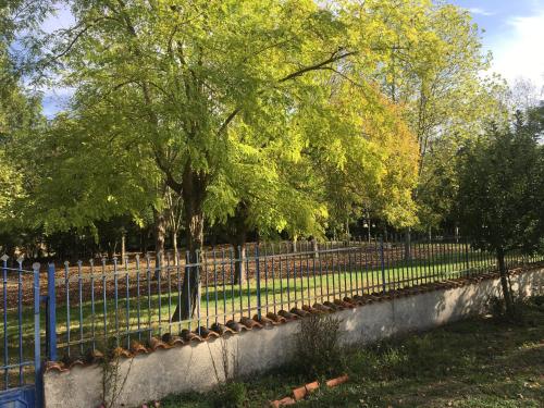 Ein Garten an der Unterkunft Maison d'hôtes La Chabanaise - Marais Poitevin