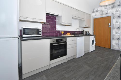 Η κουζίνα ή μικρή κουζίνα στο Smithfield Apartments by YourStays - Gated Apartments with private car park in City Centre