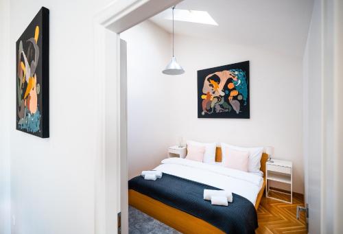 una camera con un letto di Luxurious Woodrow Wilson apt in Prague centre a Praga