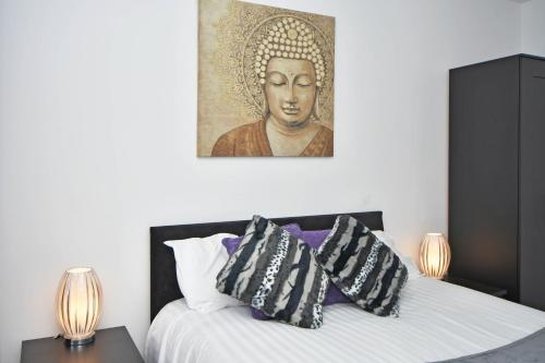Ένα ή περισσότερα κρεβάτια σε δωμάτιο στο Smithfield Apartments by YourStays - Gated Apartments with private car park in City Centre