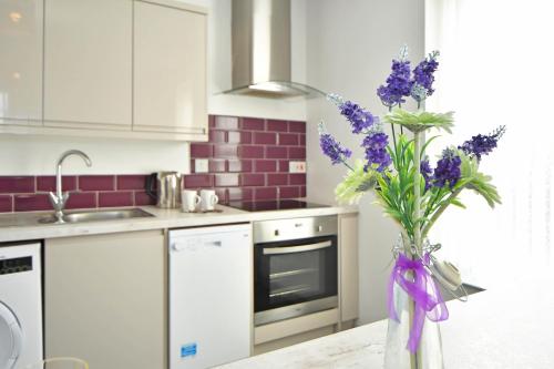 Η κουζίνα ή μικρή κουζίνα στο Smithfield Apartments by YourStays - Gated Apartments with private car park in City Centre