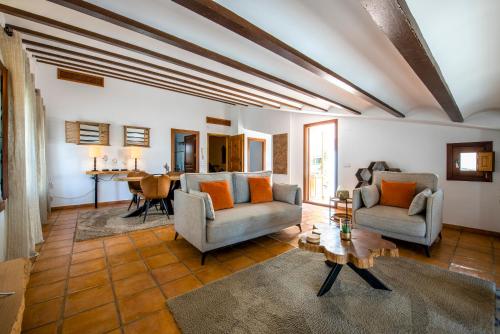 a living room with two chairs and a table at Casa Daci in Altea