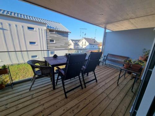 einen Balkon mit einem Tisch und Stühlen auf einer Terrasse in der Unterkunft Charismatisch und gemütlich in Güttingen, nah zum Buchensee und Bodensee, tolle Lage in Radolfzell am Bodensee