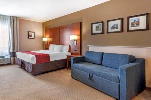 um quarto de hotel com uma cama e um sofá em Comfort Suites Florence Shoals Area em Florence