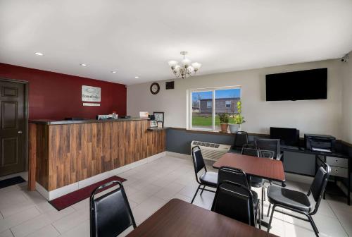 a waiting room with tables and chairs in a restaurant at Econo Lodge Inn & Suites Canandaigua - Finger Lakes Area in Canandaigua