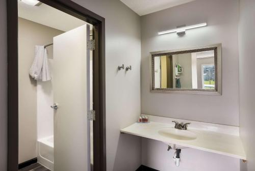 Ett badrum på Econo Lodge Inn & Suites
