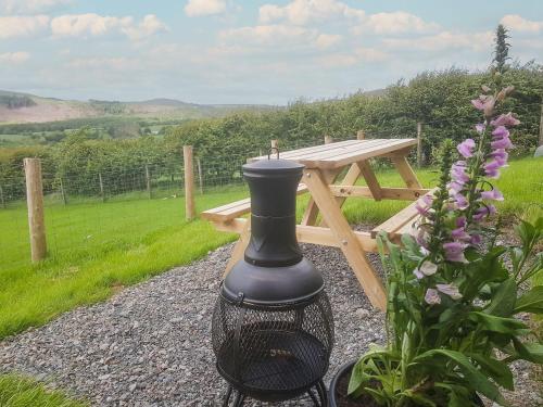 a vase sitting on the ground next to a picnic table at Fell Foot - Ukc5294 in Bassenthwaite