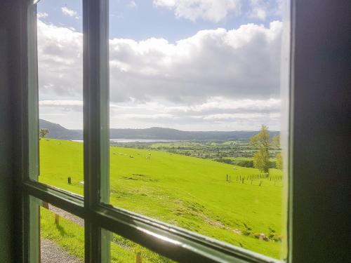 una vista desde una ventana de un campo con ovejas en Fell Foot - Ukc5294 en Bassenthwaite