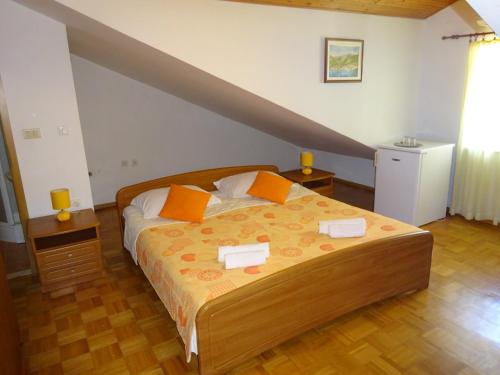 Un pat sau paturi într-o cameră la Apartment and Rooms Milena