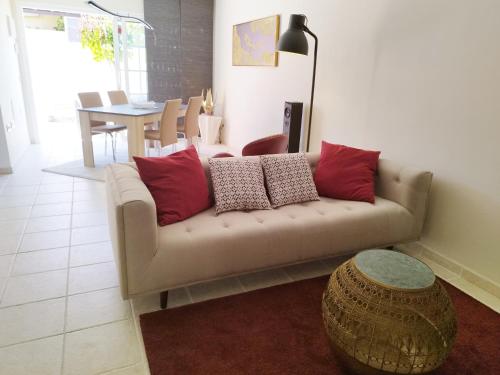 sala de estar con sofá y mesa en Spacieux Duplex Casa Maya Caleta de Fuste, en Caleta de Fuste