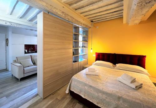 1 dormitorio con 1 cama grande y paredes amarillas en CASA DANY-at the beginning of the main street, en Siena