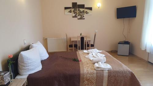 um quarto de hotel com uma cama com toalhas em OW Meduza i Biala Mewa em Międzyzdroje