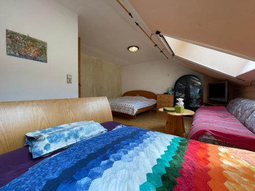 1 Schlafzimmer mit 2 Betten und einer bunten Decke in der Unterkunft Einhornhaus in Schottwien