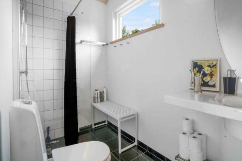 Bathroom sa Svinget 1, 8961 Allingbro