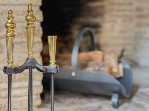 a pair of tongs in front of a sink at Borgo San Valentino in Arrone