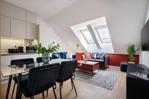 eine Küche und ein Wohnzimmer mit einem Tisch und Stühlen in der Unterkunft The Rose Garden Apartments in Budapest