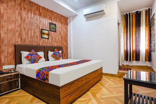 Giường trong phòng chung tại FabExpress Gauri Shree