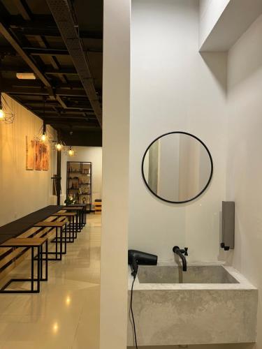 吉隆坡的住宿－The Freedom Club Hostel KL，浴室设有水槽和墙上的镜子