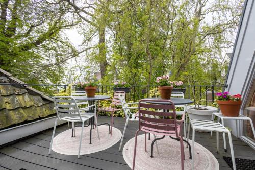 d'une terrasse avec des chaises et des tables sur un balcon. dans l'établissement Achter de Kan, à Bois-le-Duc
