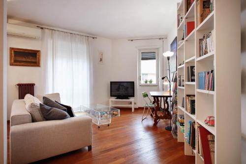 een woonkamer met een bank en een tafel bij Appartamento Trastevere & Pascarella in Rome