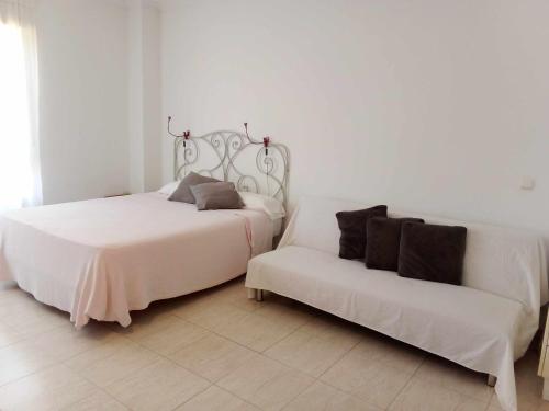 ベナルマデナにあるFantástico estudio en Vela de Marのベッドルーム1室(ベッド2台、ソファ付)