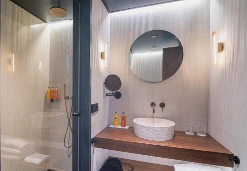 une salle de bain avec un lavabo et un miroir dans l'établissement JS Palma Plaza, à Palma de Majorque