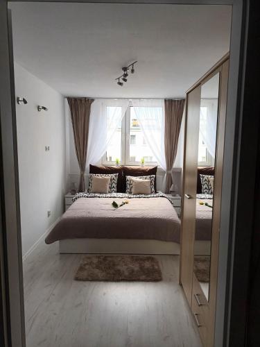 sypialnia z dużym łóżkiem i dużym oknem w obiekcie Apartament u Ani we Wrocławiu