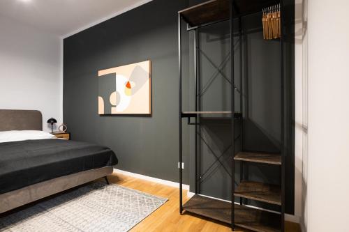 um quarto com uma cama e uma parede preta em Aesthetic newly renovated apartment located near Belvedere Castle, 15 minutes from Stephansplatz em Viena