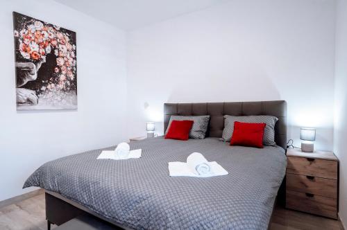 um quarto com uma cama com duas toalhas em Apartman Ružić em Sveti Ivan Žabno