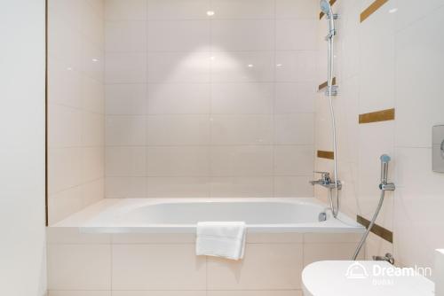 Koupelna v ubytování Dream Inn Apartment - Beach Vista Emaar Beachfront