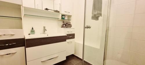 a bathroom with a sink and a shower at Tolle Wohnung im Industrial Style mit Parkplatz in Aschaffenburg