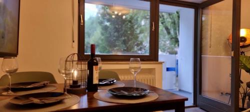 a wooden table with a bottle of wine and glasses at Tolle Wohnung im Industrial Style mit Parkplatz in Aschaffenburg