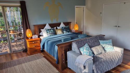 Cosy Studio with Forest Views, Noosa Hinterlandにあるベッド