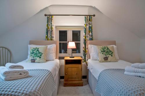 Ένα ή περισσότερα κρεβάτια σε δωμάτιο στο Stainsborough Hall Holiday Cottages