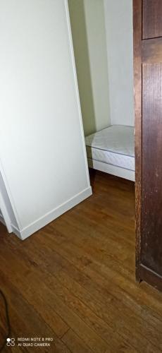 Cette chambre dispose d'un lit et de parquet. dans l'établissement studio cabine Bagnères de Bigorre, à Bagnères-de-Bigorre