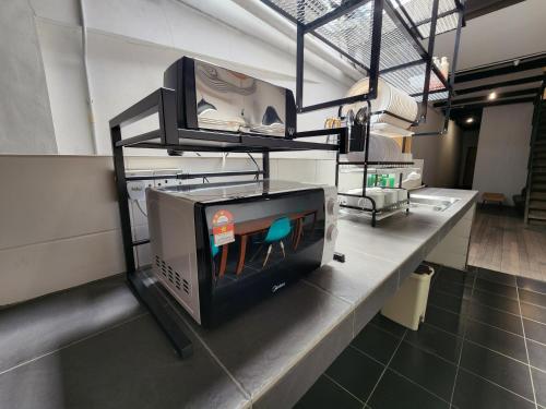 Kuchyň nebo kuchyňský kout v ubytování Upspot Kuching Waterfront Premium Hostel