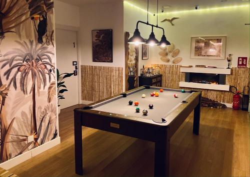 mesa de ping pong en una habitación con mesa de billar en SabiaNatura - boutiqueMadrid, en Madrid