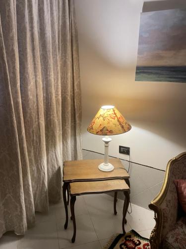 eine Lampe auf einem Tisch vor einem Fenster in der Unterkunft Ca' Sant'Aponal 2 in Venedig