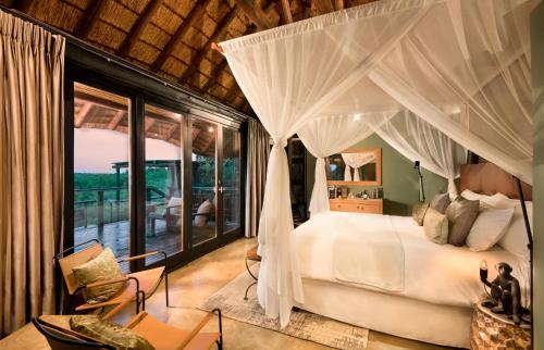 Ένα ή περισσότερα κρεβάτια σε δωμάτιο στο MHONDORO SAFARI LODGE & VILLA