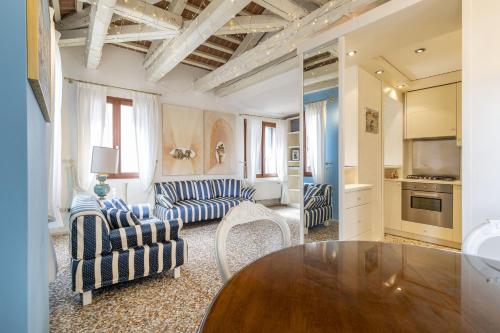 ヴェネツィアにあるFriari Suite-Luxury apt. close to Rialto Bridgeの椅子2脚とテーブルのあるリビングルーム