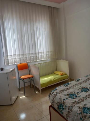1 dormitorio con 1 cama, 2 sillas y ventana en Salda gölüne en yakın yerler en Yeşilova