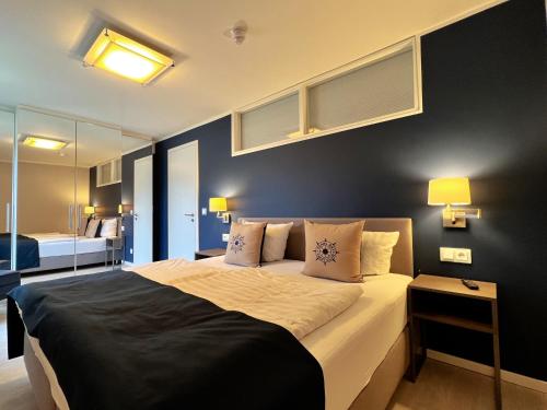 una camera da letto con un grande letto con due cuscini di Prora Strand Appartement a Binz