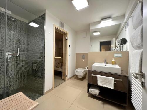 bagno con lavandino e doccia di Prora Strand Appartement a Binz