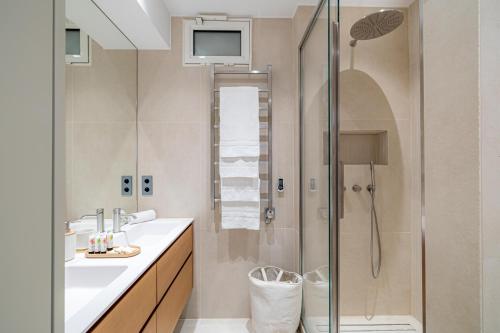 une salle de bain avec douche et lavabo dans l'établissement Two Bedroom Flat steps away from Croisette Cannes, à Cannes