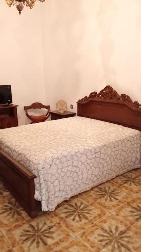 een slaapkamer met een bed en een tafel en stoelen bij Casa vacanza sotto il castello (1 piano) in Torricella