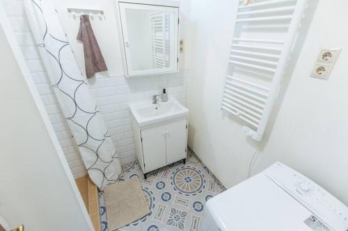 uma casa de banho branca com um lavatório e um WC em Nature Studio em Budapeste