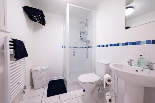 La salle de bains blanche est pourvue de toilettes et d'un lavabo. dans l'établissement Albert's of Margate at The Royal Seabathing, à Margate