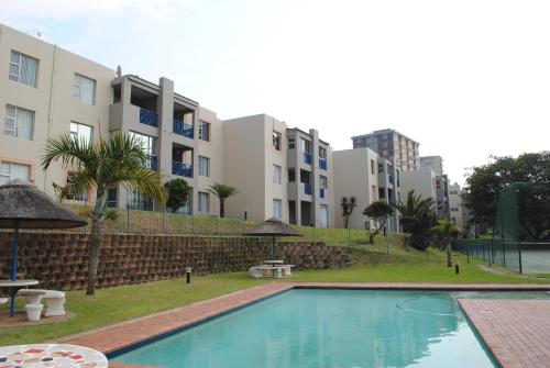ein Schwimmbad vor einigen Wohnhäusern in der Unterkunft 37 Key Largo in Kingsborough
